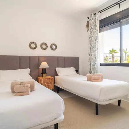 Stunning In With 2 Bedrooms, Wifi And Outdoor Swimming Pool דירה *