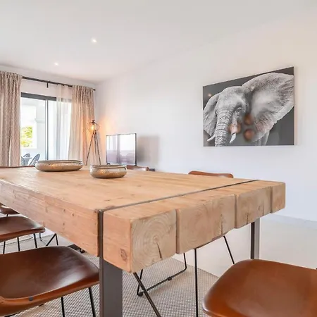 Stunning In With 2 Bedrooms, Wifi And Outdoor Swimming Pool