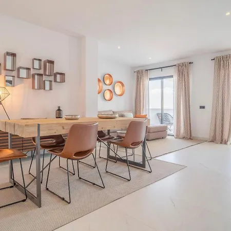 Stunning In With 2 Bedrooms, Wifi And Outdoor Swimming Pool דירה