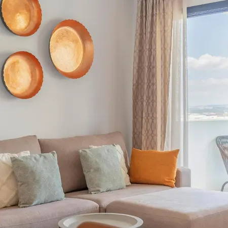 Stunning In With 2 Bedrooms, Wifi And Outdoor Swimming Pool דירה *