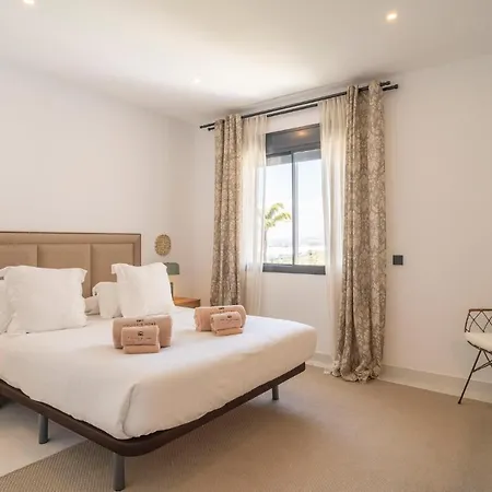 Stunning In With 2 Bedrooms, Wifi And Outdoor Swimming Pool דירה *